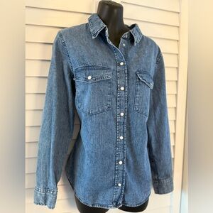 💙 H&M Women’s Blue Button-Up Denim Shirt Size Medium